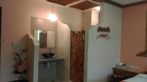 Desk, blackout drapes, soundproofing, free WiFi - Xing Yu Inn (Hengchun)