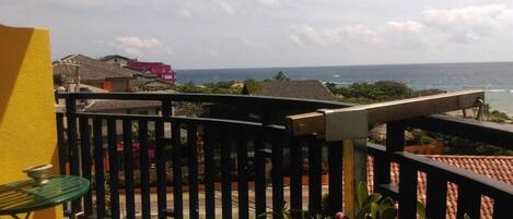 Escritorio, cortinas blackout, sistema de insonorización y wifi gratis