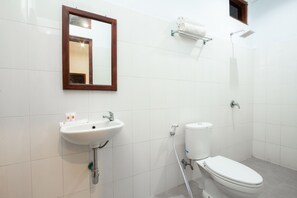 Deluxe Double Room | Bathroom | Shower, towels - Hotel O Abhaya Mudra Homestay (Borobudur)