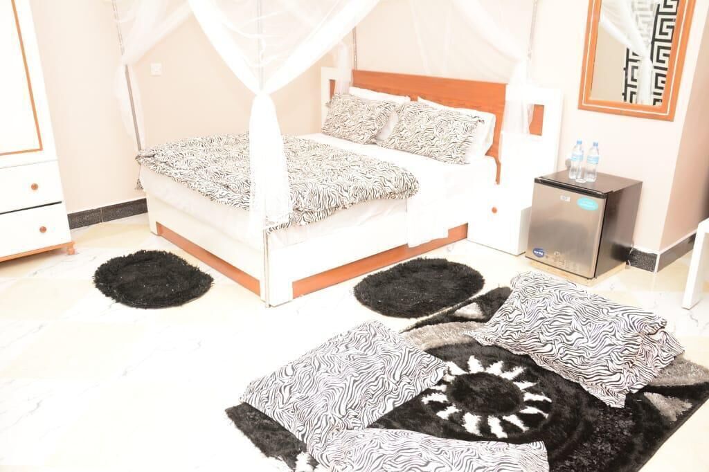 Tabla de planchar con plancha, wifi gratis y ropa de cama 