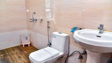 Deluxe Triple Room | Bilik Mandi | Pancuran mandi, selipar, tuala disediakan, sabun