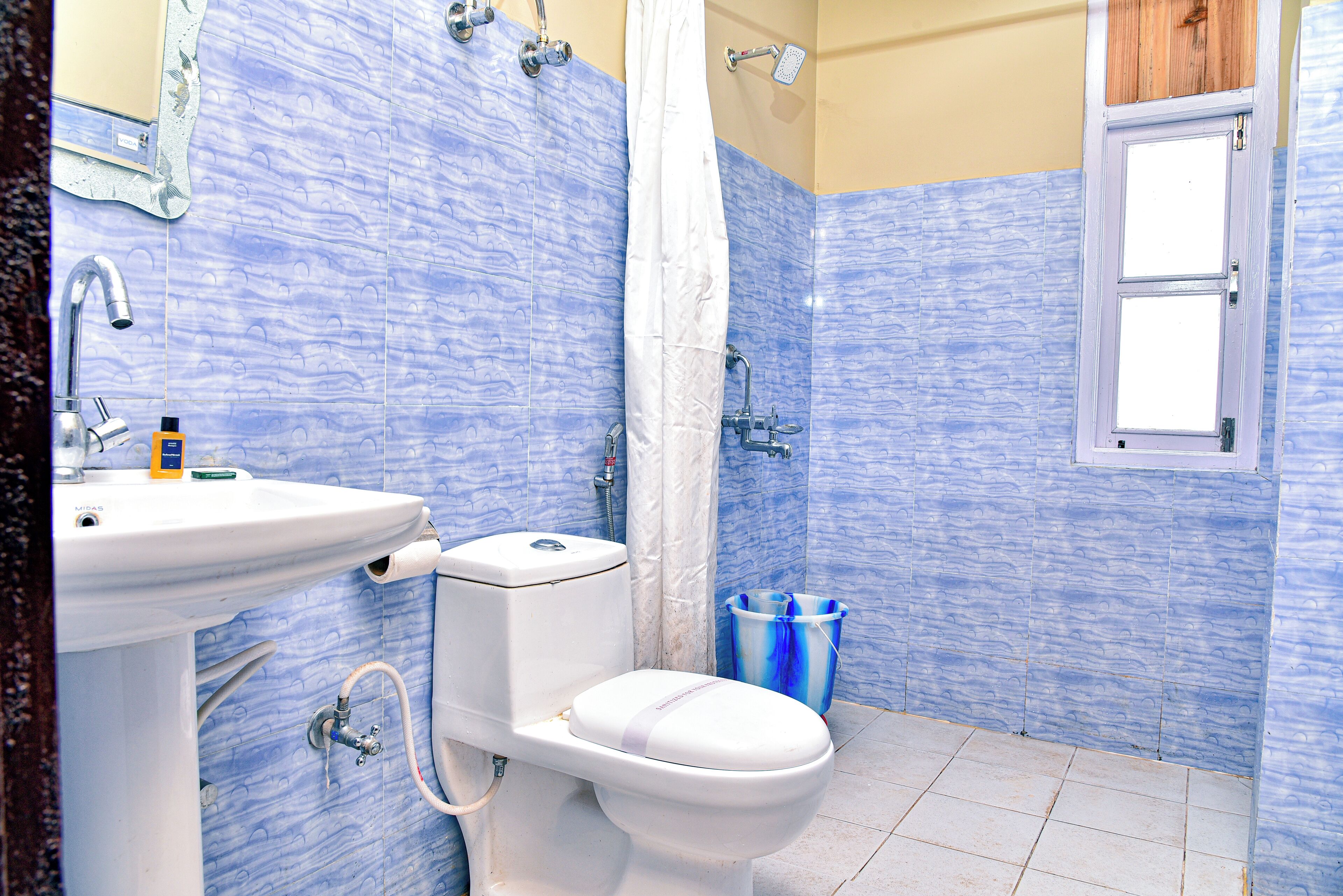 Dusche, Hausschuhe, Handtücher, Seife