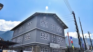 Un edificio de varios pisos con un letrero que dice 'Lachung Deezong'.