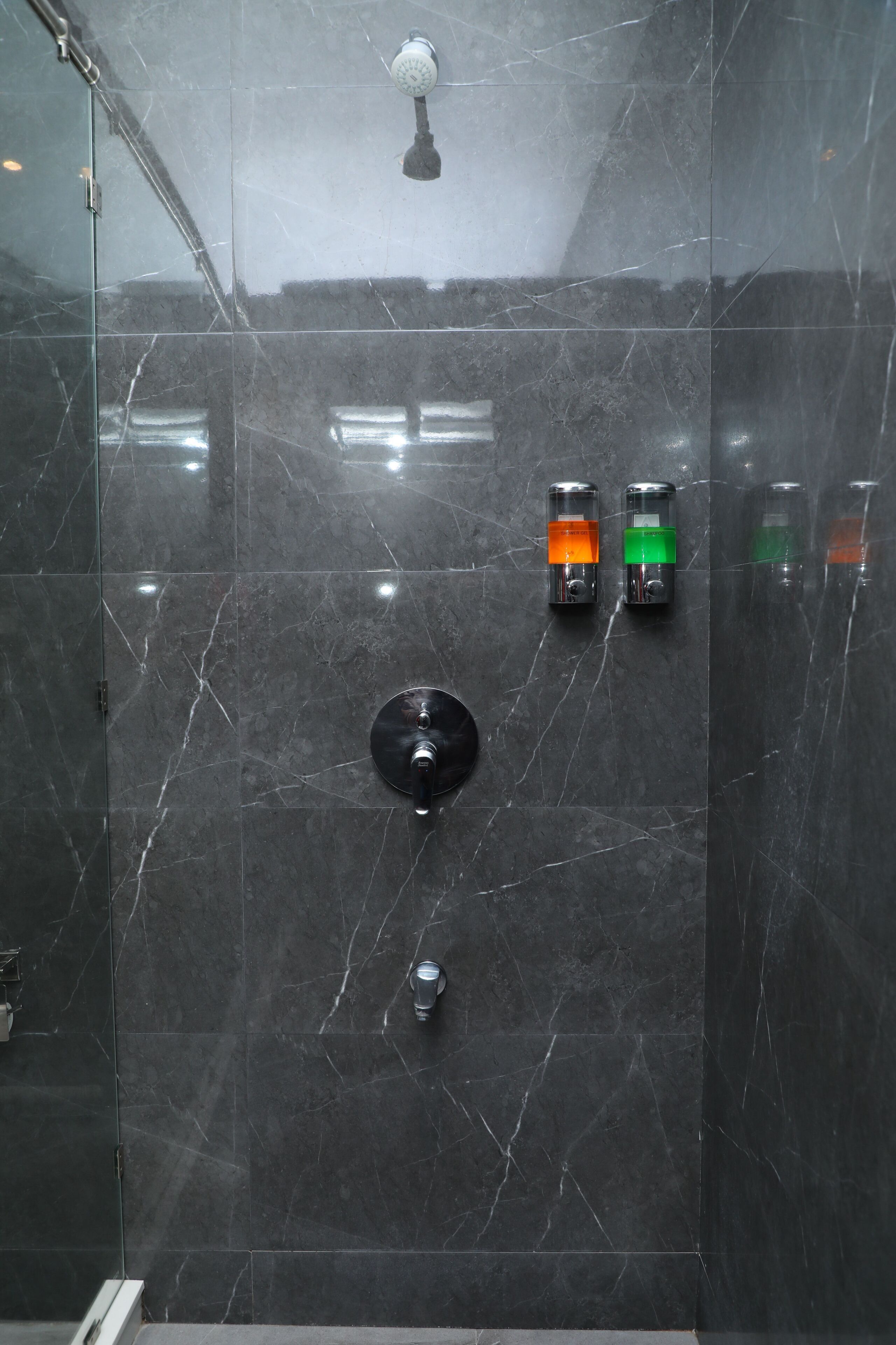 Habitación doble superior | Baño | Regadera, batas, pantuflas, toallas 