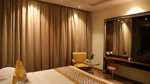 Quarto casal luxo, 1 quarto, vista para a cidade | Lençóis italianos Frette, roupas de cama premium, quartos à prova de som