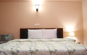 Kahden hengen economy-huone, 1 parisänky | Työpöytä, ilmainen Wi-Fi, vuodevaatteet