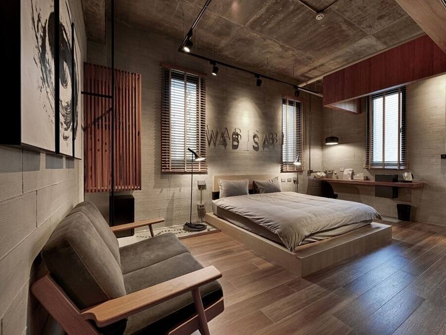 Minibar, decoración personalizada y escritorio