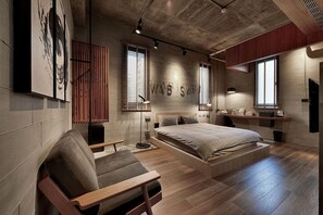 Un dormitorio moderno con una cama grande, un escritorio y una silla.