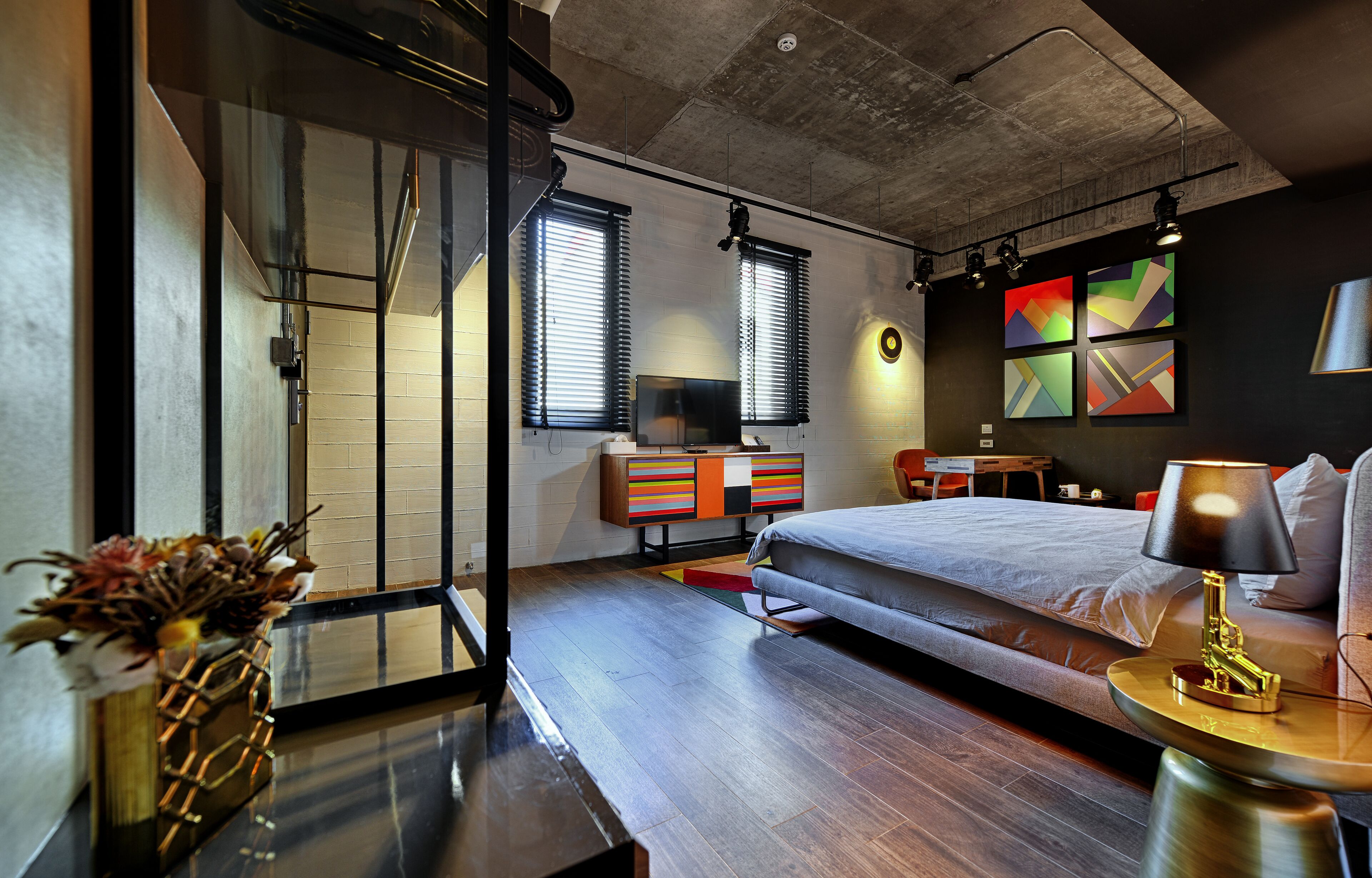Ein modernes Schlafzimmer mit Bett, Nachttisch und Schreibtisch.
