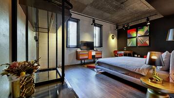 Ein modernes Schlafzimmer mit Bett, Nachttisch und Schreibtisch.