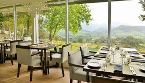 Frokost, lunsj og middag serveres, lokale og internasjonale retter