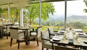 供应早餐、午餐和晚餐，本地与国际菜