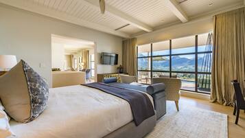 Minibar, in-room safe, individually decorated, individually furnished