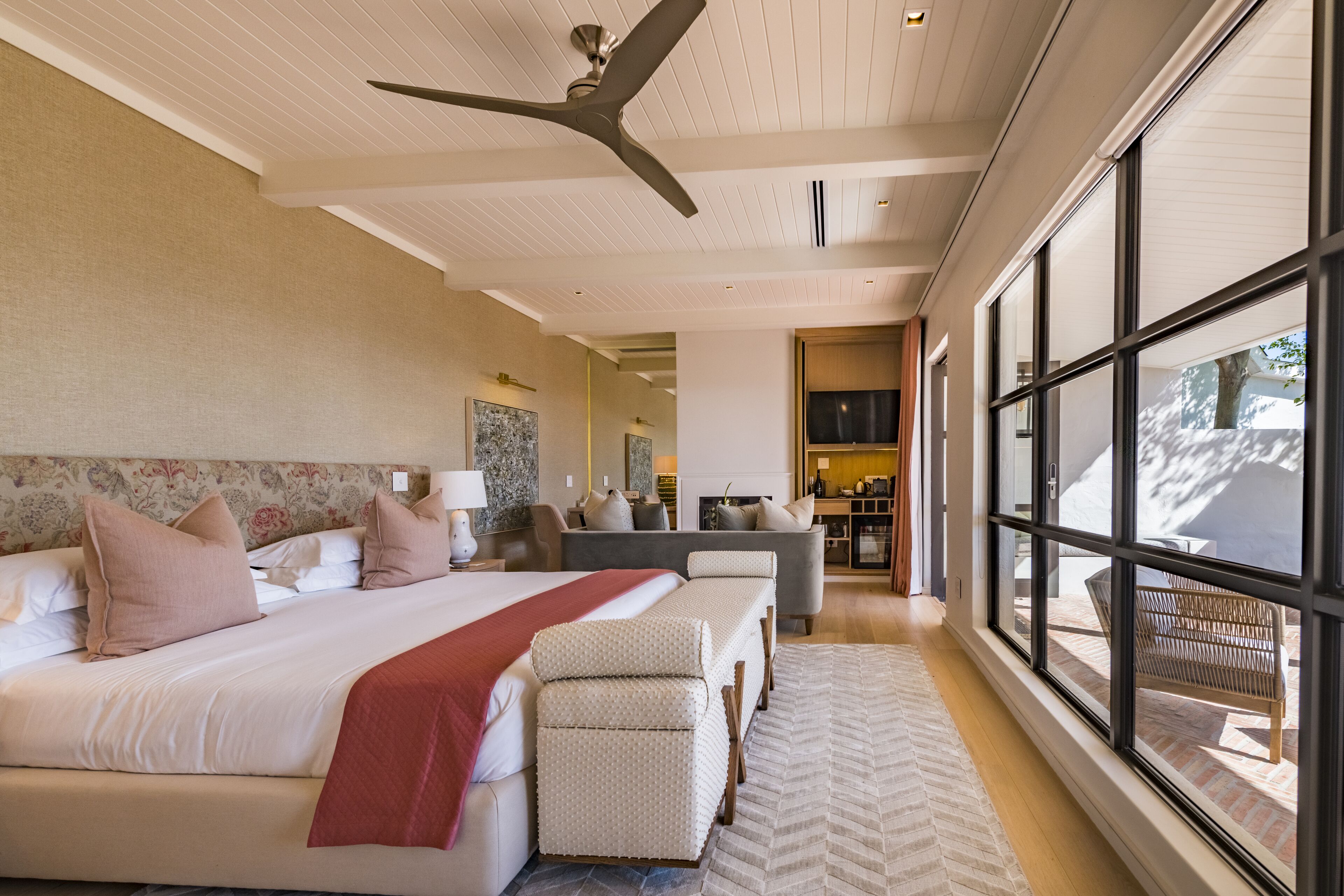 Minibar, caja de seguridad en la habitación y decoración personalizada 