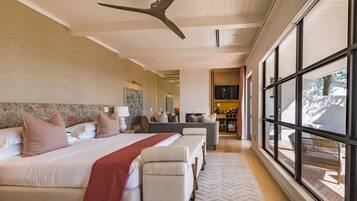 Minibar, caja de seguridad en la habitación y decoración personalizada