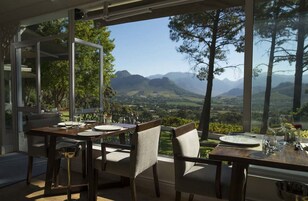 供应早餐、午餐和晚餐，本地与国际菜