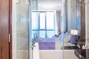 2 bedrooms, desk, WiFi - OPOX Panorama: Bay front studios (Tp. Nha Trang)