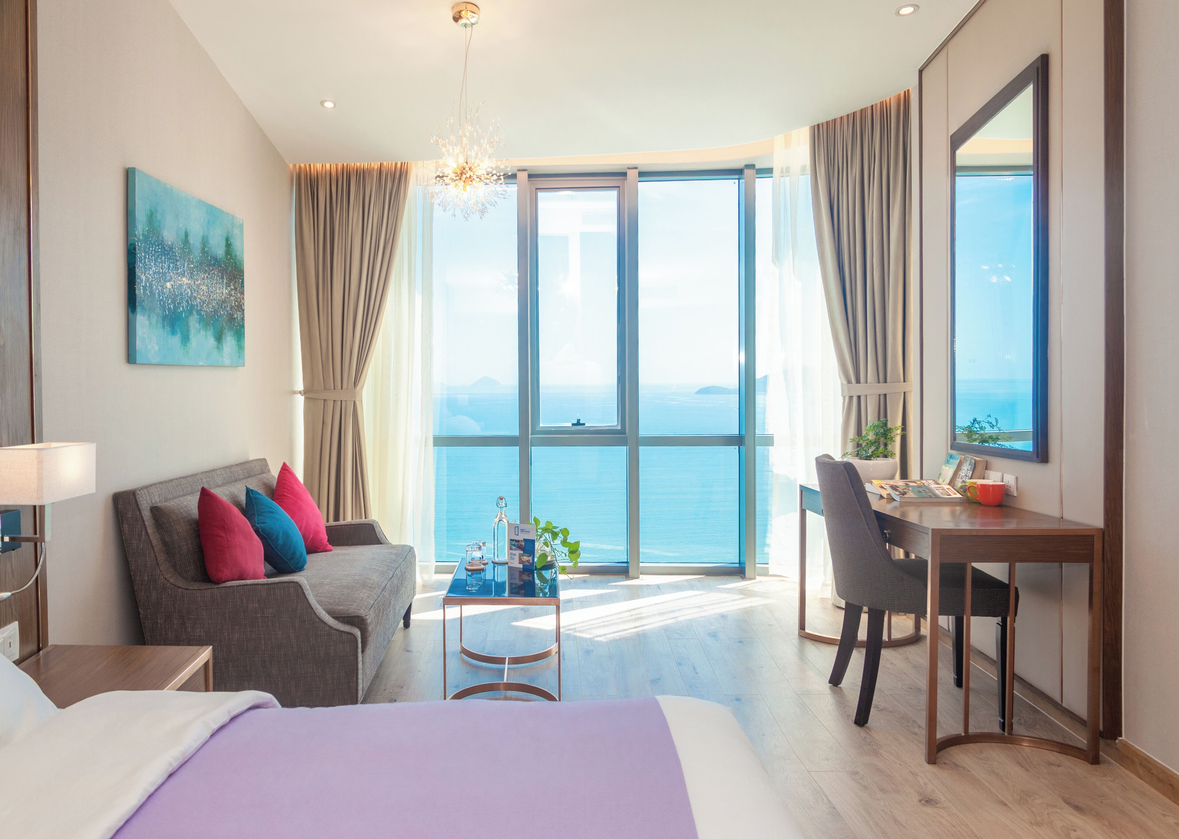 2 bedrooms, desk, WiFi