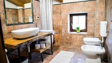 Traditional-Loft, Kochnische | Badezimmer | Dusche, Bademäntel, Bidet, Handtücher