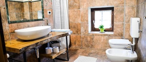 Traditional Loft, Kitchenette | Bathroom | Shower, bathrobes, bidet, towels