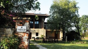 Un edificio rustico con un portale in pietra con la scritta "MAGNAROSA".