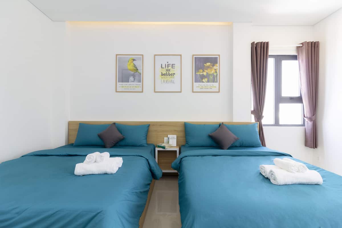 Familie studio, 2 queensize bedden, uitzicht op de stad | Luxe beddengoed, een minibar, een bureau, een laptopwerkplek