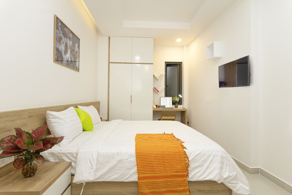 Luxe beddengoed, een minibar, een bureau, een laptopwerkplek