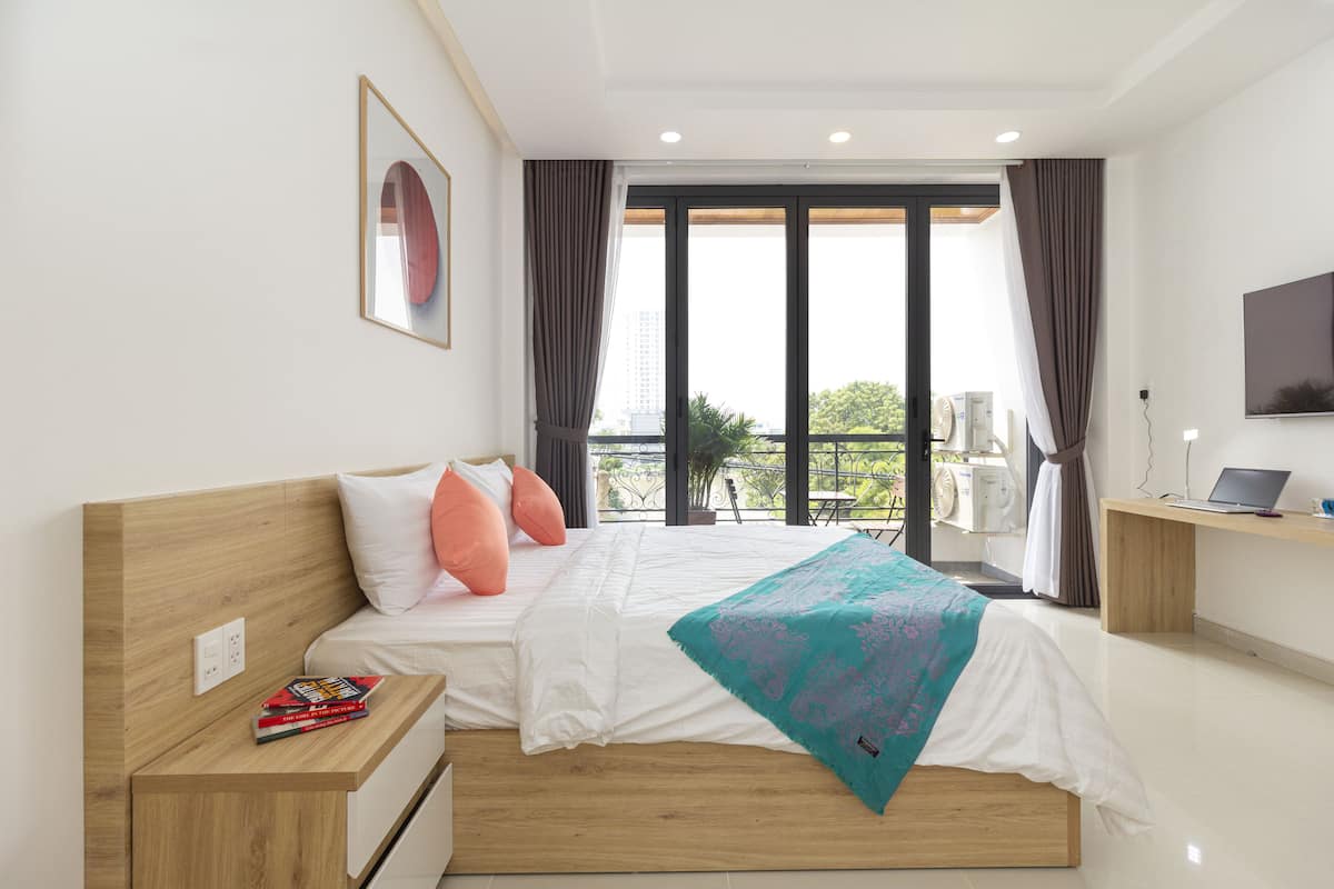 Deluxe tweepersoonskamer, balkon | Luxe beddengoed, een minibar, een bureau, een laptopwerkplek