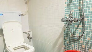 标准双人房 | 浴室 | 免费洗浴用品、毛巾