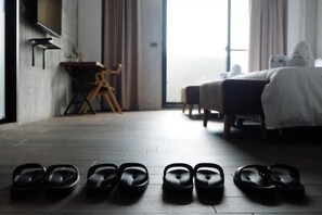 Quadruple Room | Desk, blackout curtains, soundproofing, iron/ironing board - CoffeeLoft Inn &  Café (Taitung)