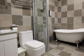Dusche, kostenlose Toilettenartikel, Haartrockner, Hausschuhe