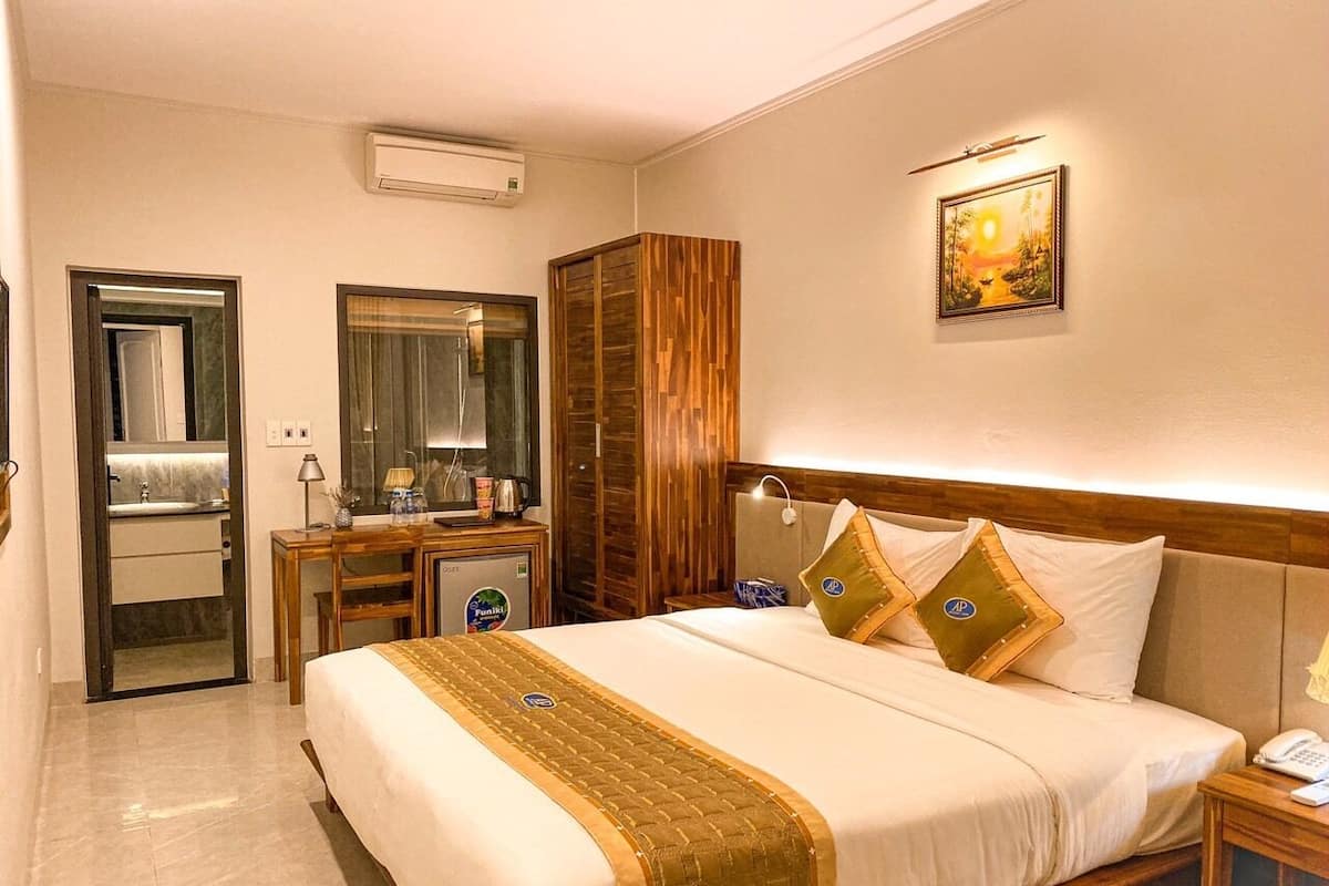 Deluxe Double Room | Minibar, in-room safe, individually decorated, individually furnished