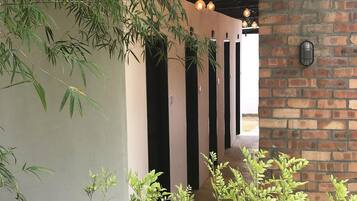 Double Room | Bilik Mandi | Pancuran mandi, pengering rambut, tuala disediakan, sabun