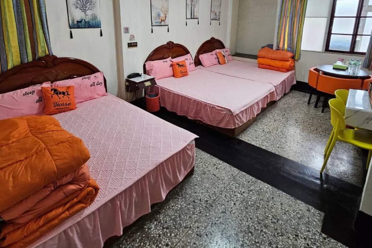 family room | desk, free wifi