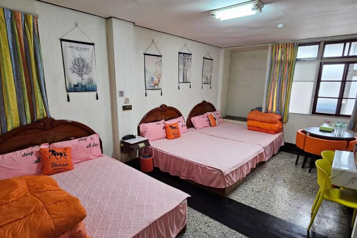 Family Room | Desk, free WiFi