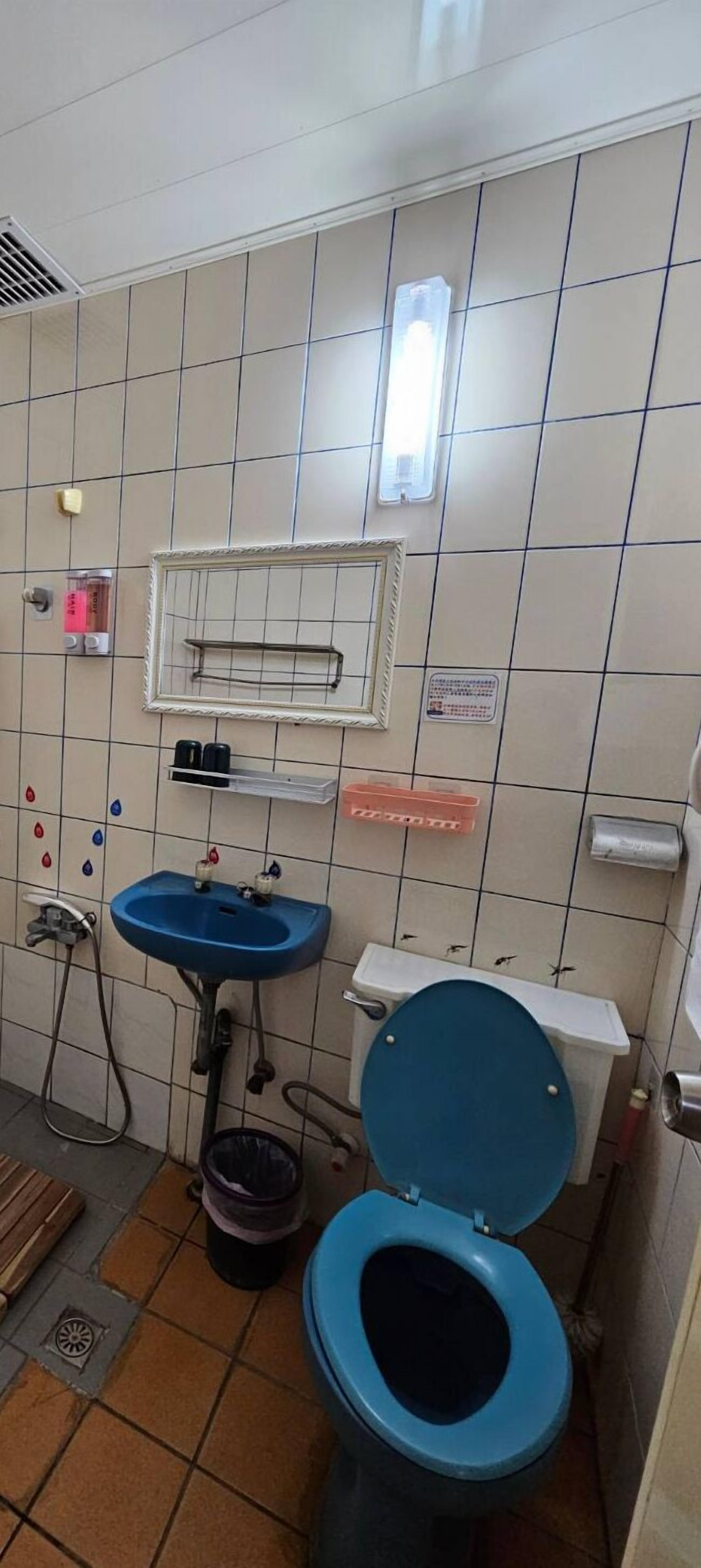 quadruple room | bathroom | combined shower/bathtub, free toiletries, hair dryer, slippers