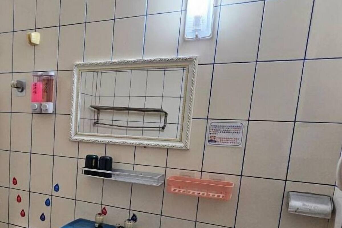 quadruple room | bathroom | combined shower/bathtub, free toiletries, hair dryer, slippers