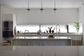 Kühlschrank, Mikrowelle, Wasserkocher, Toaster