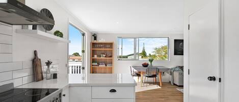 Kühlschrank, Mikrowelle, Ofen, Geschirrspüler