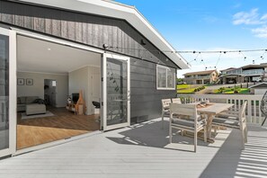 Outdoor dining - Sea views, plenty of space and modern North end living (Waihi Beach)