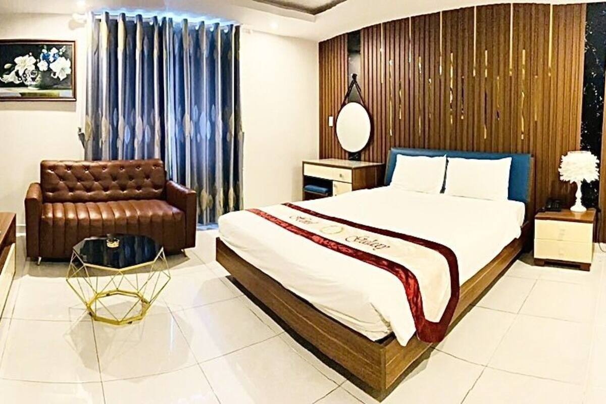 Deluxe Room, 1 Queen Bed, Bathtub | 1 bedroom, premium bedding, minibar, individually furnished