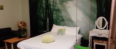 Un dormitorio con cama, una silla colgante, una mesita de noche con espejo y un mural en la pared.