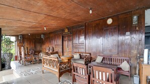 A traditional wooden room with a tiled floor, wooden furniture, and a clock on the wall. - OYO 2157 Pondok Gembyang Air Panas Alam (Rancabali)