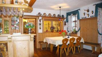 Tägliches Frühstücksbuffet (9.80 EUR pro Person)