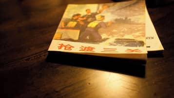 Un libro con una portada que muestra a bomberos en una operación de rescate.