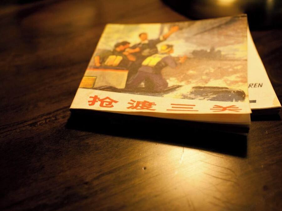 Un libro con una portada que muestra a bomberos en una operación de rescate.
