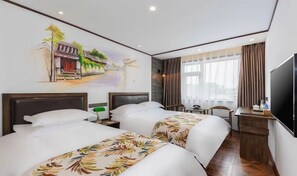 Minibar gratuït, escriptori i cortines opaques 