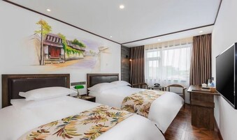 Minibar con artículos gratuitos, escritorio y cortinas blackout 