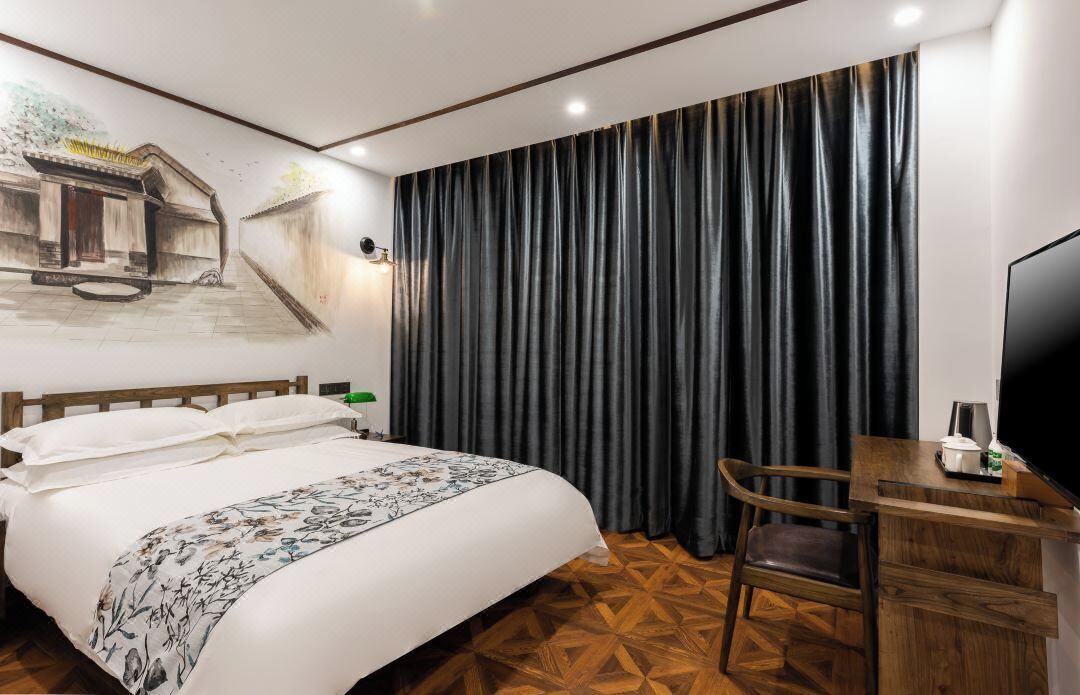 Minibar con artículos gratuitos, escritorio, cortinas opacas