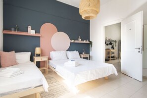 Individually decorated, individually furnished, desk, laptop workspace - Meir's Boutique Guesthouse (Tel Aviv)